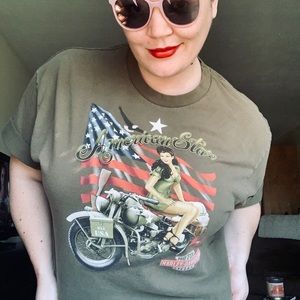 VINTAGE Harley Davidson Pin-Up Graphic Tee